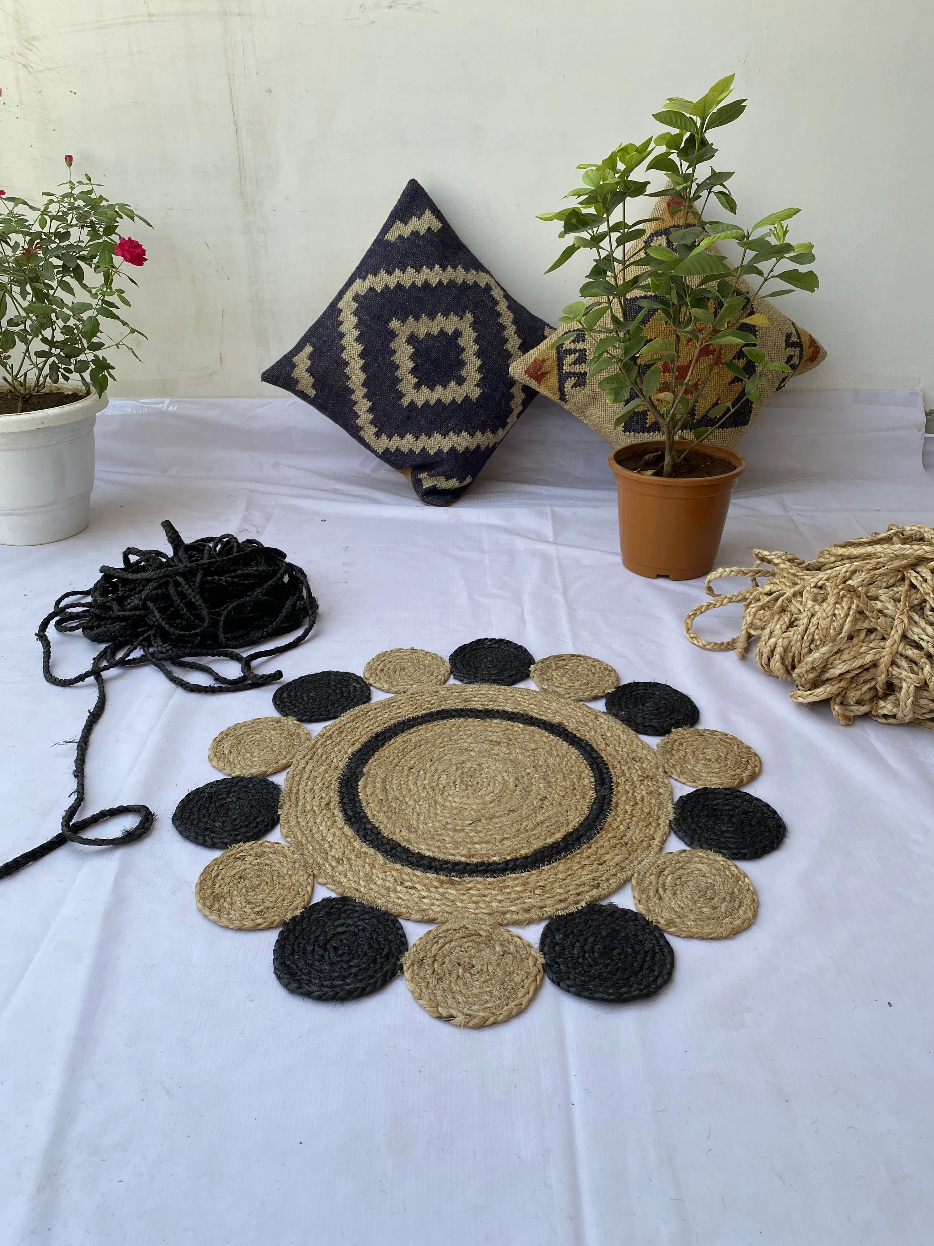 Beautifully Designed Flower Shape Embroidered Handcrafted Jute Braided Round Carpet Rugs for Home Living Room Hotel Hospital