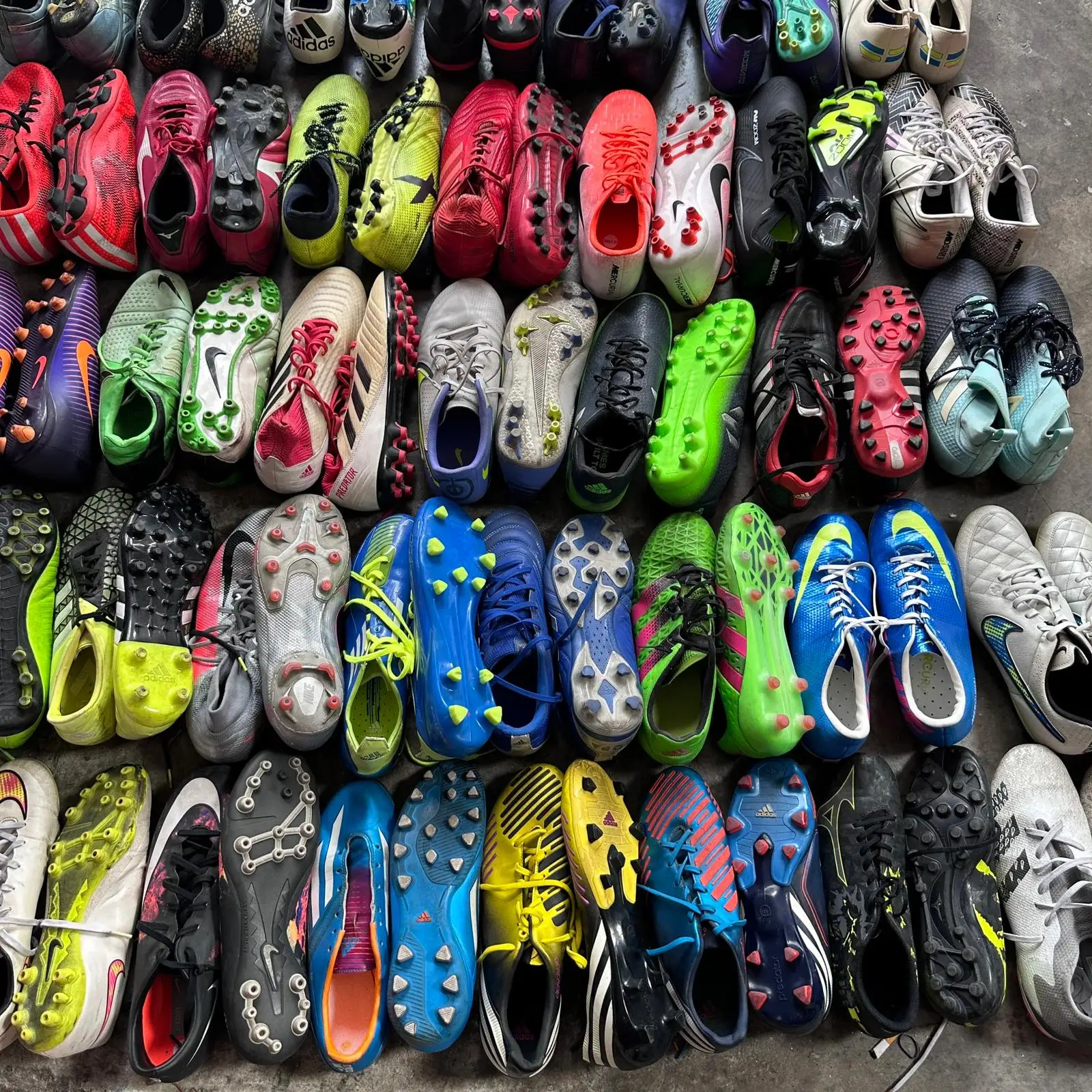 Wholesale Second-Hand Original Used UK Soccer Shoes for Adults Bales of Football Boots Brand Stock