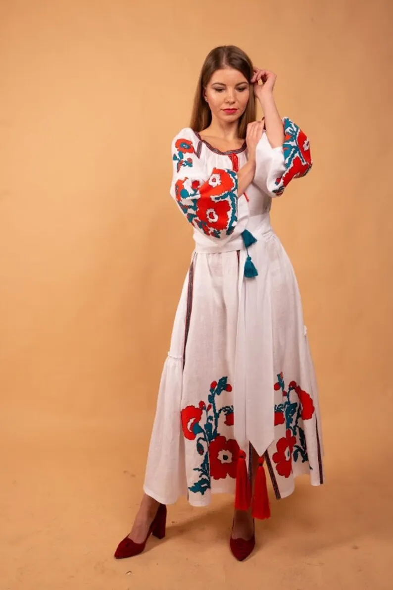 Women selling Ukrainian embroidered long sleeves floral embroidered Ukrainian long belt dress