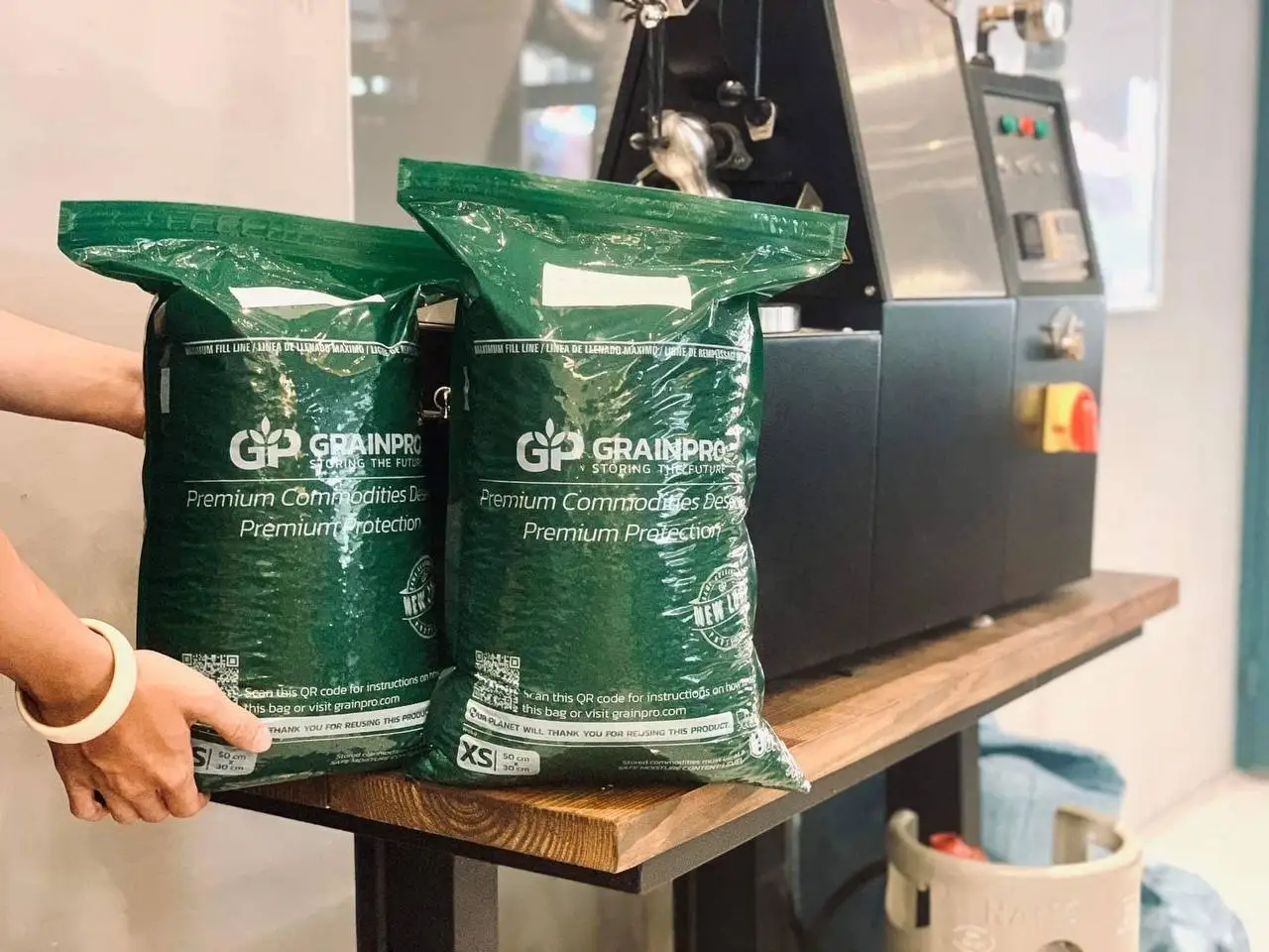 OEM частная марка кофе жареный Арабика робуста ханкроффи все зерна вьетнамские черные кофейные пакеты упаковка для обжарки