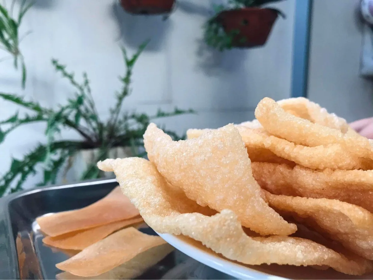 Top Quality Wholesale Price 9 months Shelf Life Crispy Texture Vietnam Taste Salty Box 500gr Prawn Cracker Shrimp Chips