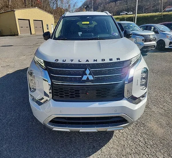 Чистый чистый использованный 2024 Mitsubishi Outlander