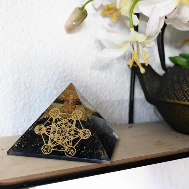 Amazing hot Sale Tourmaline Metatron Orgone Pyramid  Orgonite Pyramid Energy Healing Crystals and Stones Emf Protection Pyramid