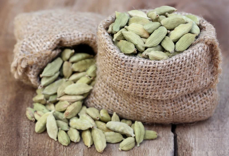 High Quality Grinding Fresh Cardamom Green Cardamom Seasoning Food Grade Cardamom Elaichi .