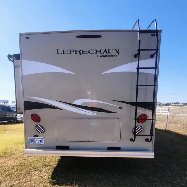 Luxury Offroad Motorhome Camper Trailer Flat Top Triple Bunk Caravan With Slide Out Kitchen Lightweight and Heavy Duty