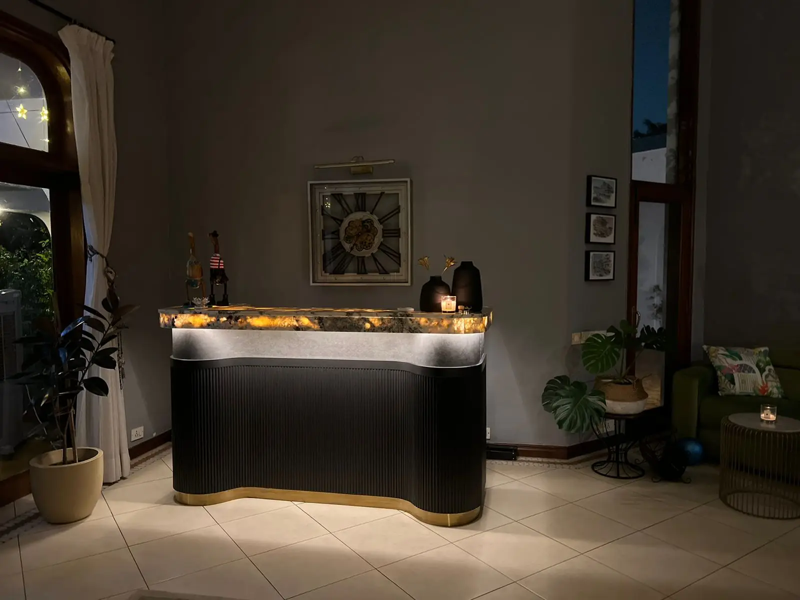 Custom-Made Wood Commercial Bar Counter Exclusive Whisky Cocktail Liquor Bar Design Ideas for Club Interior Decoration