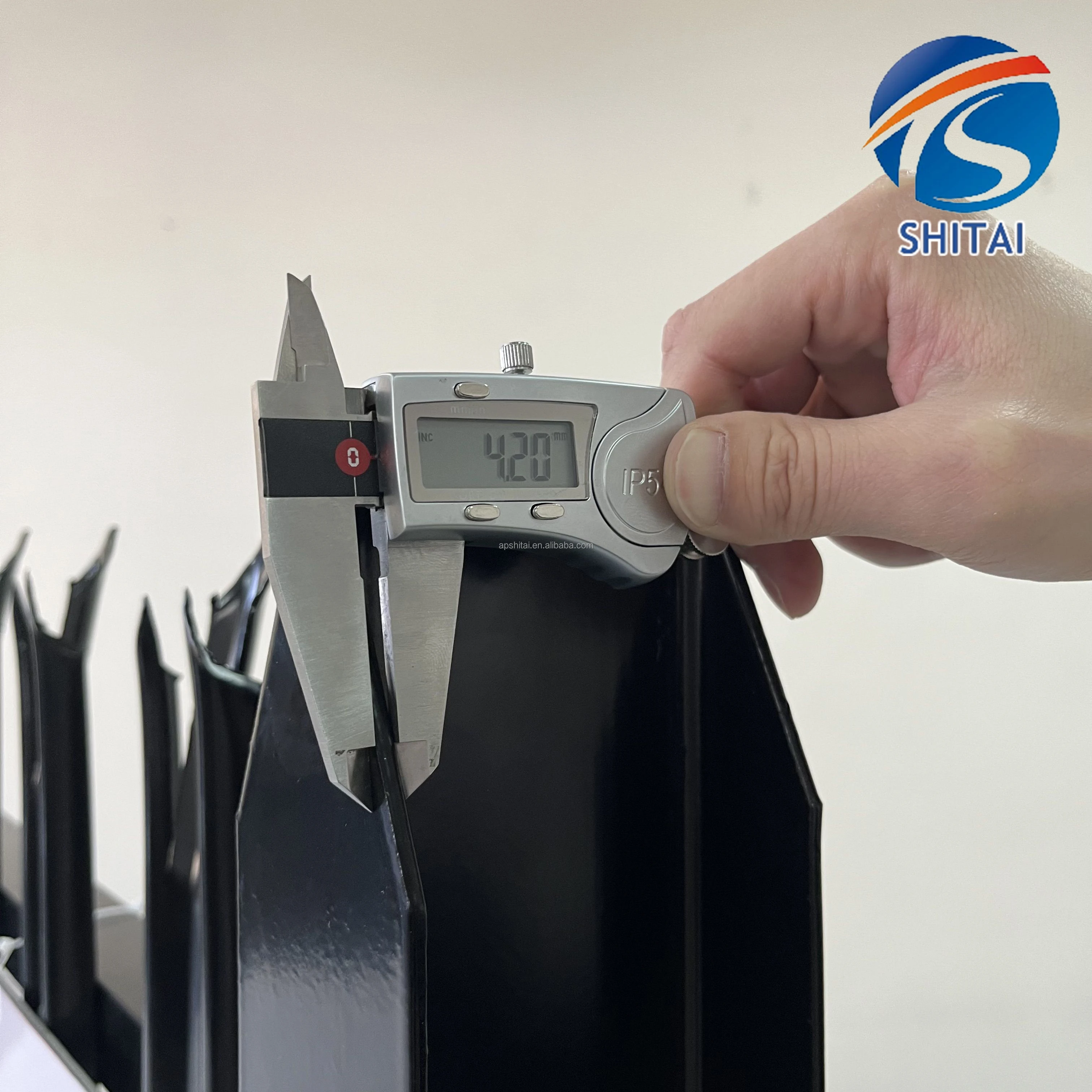 Hot selling metal palisade fencing outdoor safety europe style fence waterproof black palisade fence panels with w shaped top