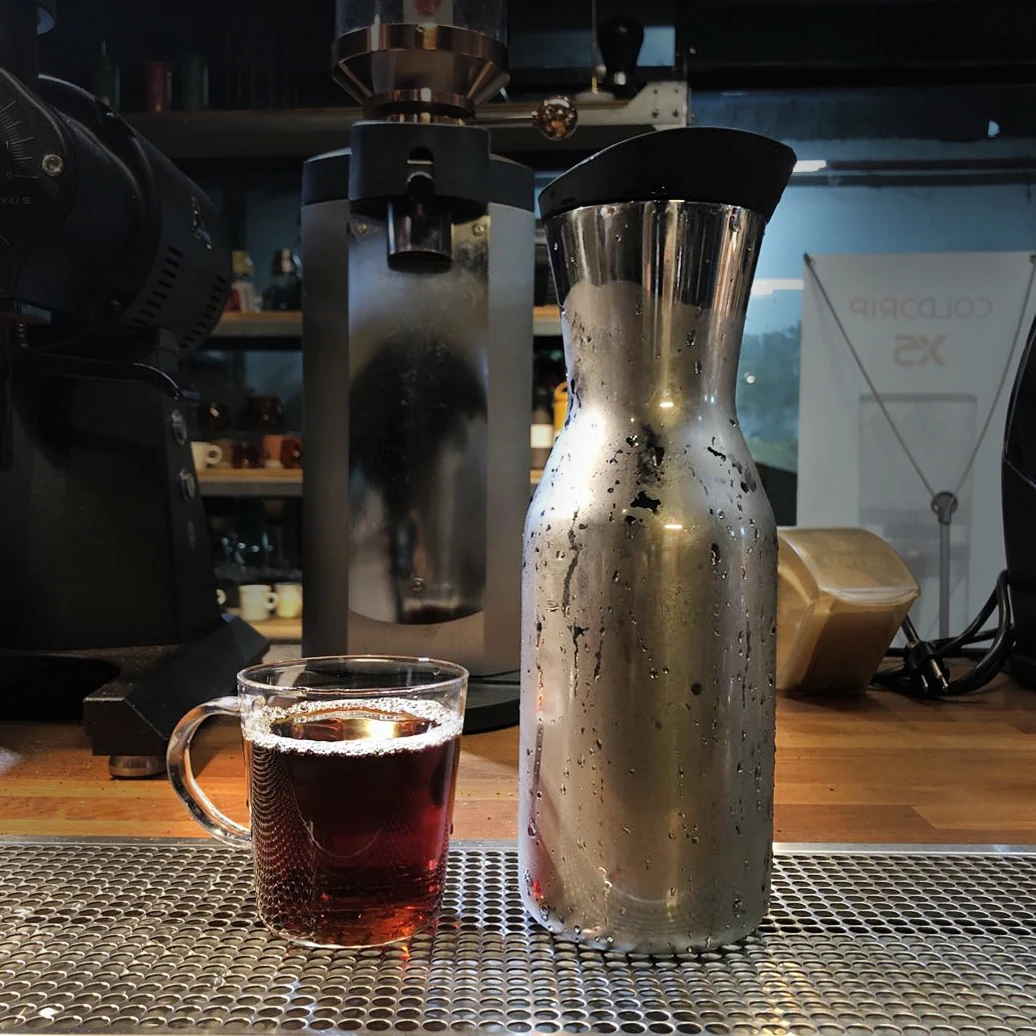 Large Cool Pitcher Water Kettle Jug Carafe with Flow Lid and Spout for cold water tea juice coffee