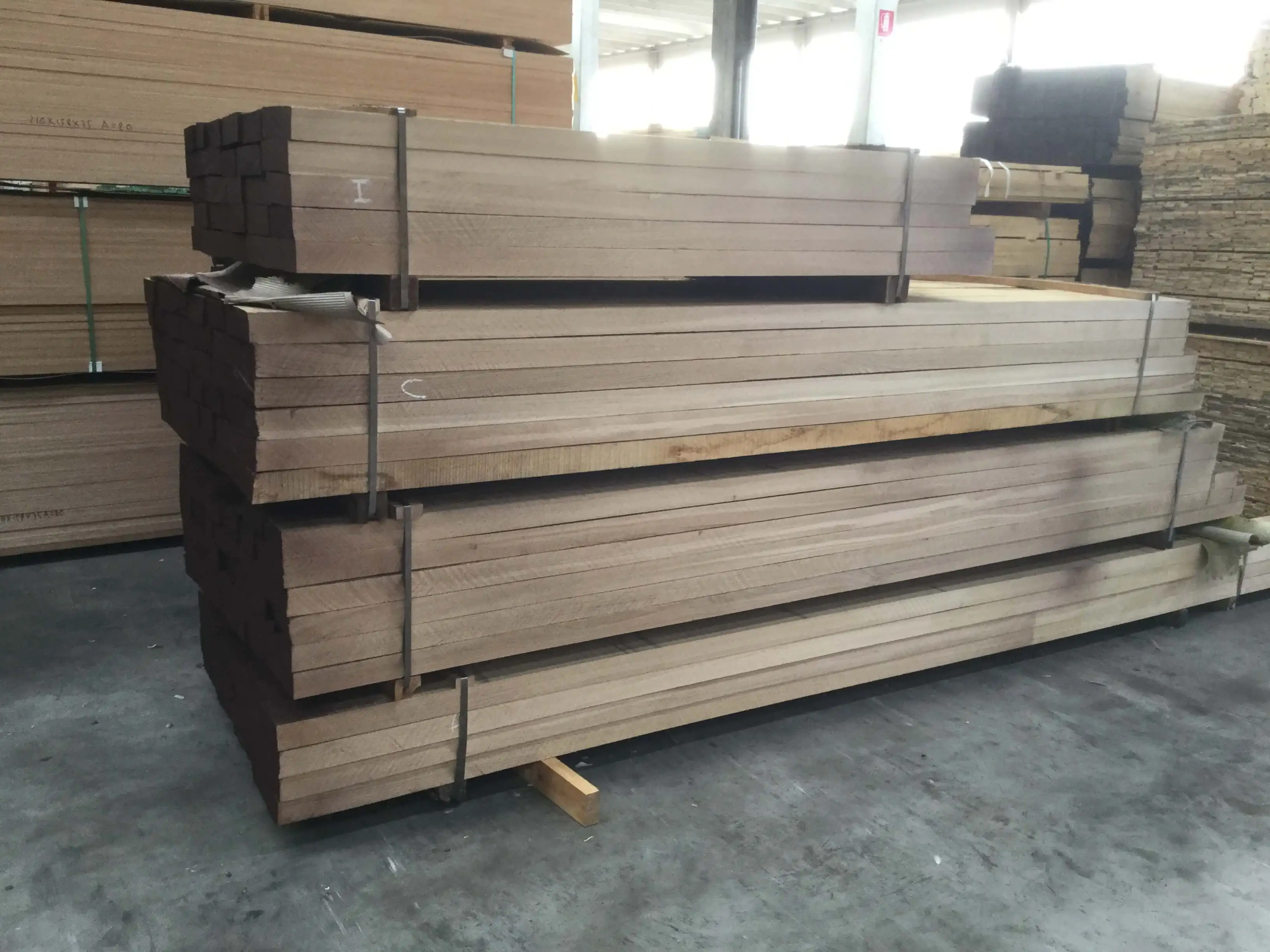High Quality Spruce/ Pine Edged Boards Timber Solid Wood Boards Lumber