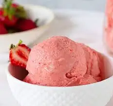 Food powder extracted from natural strawberries used in cooking and popular drinks