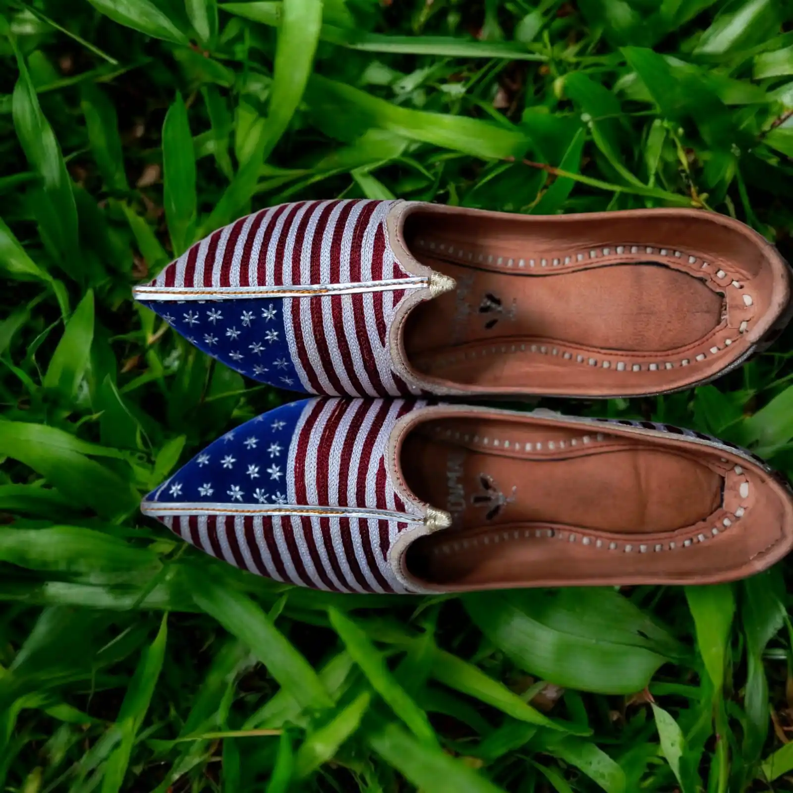 Best Selling Handcrafted Genuine Leather Mojari Traditional Festive Wear with Elegant Embroidered Flower Design for Export