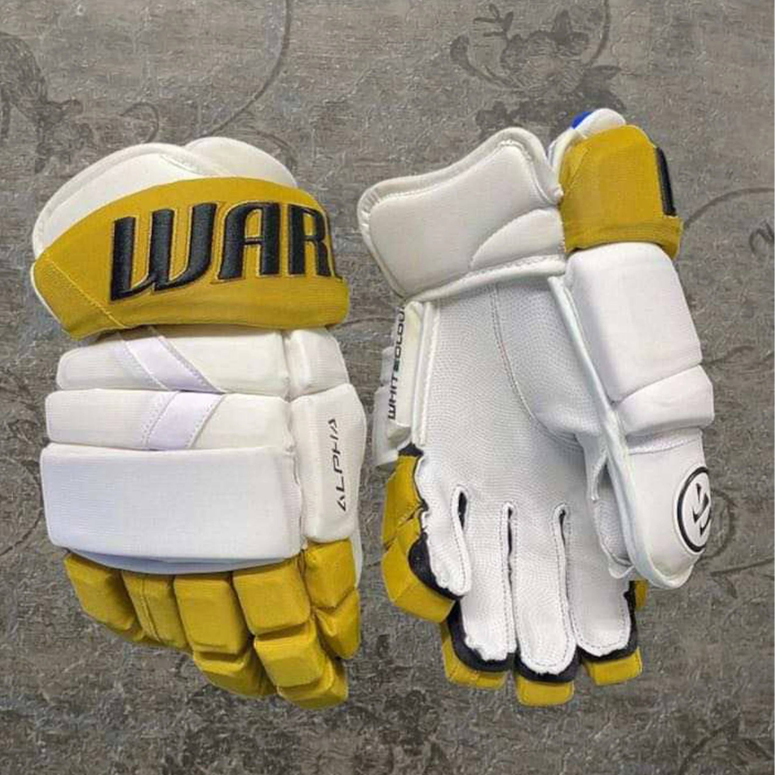 IBERIA Custom Wholesale High Quality Comfortable and Durable Premium Ice Hockey Gloves For Senior/Intermediate/Junior/Youth.