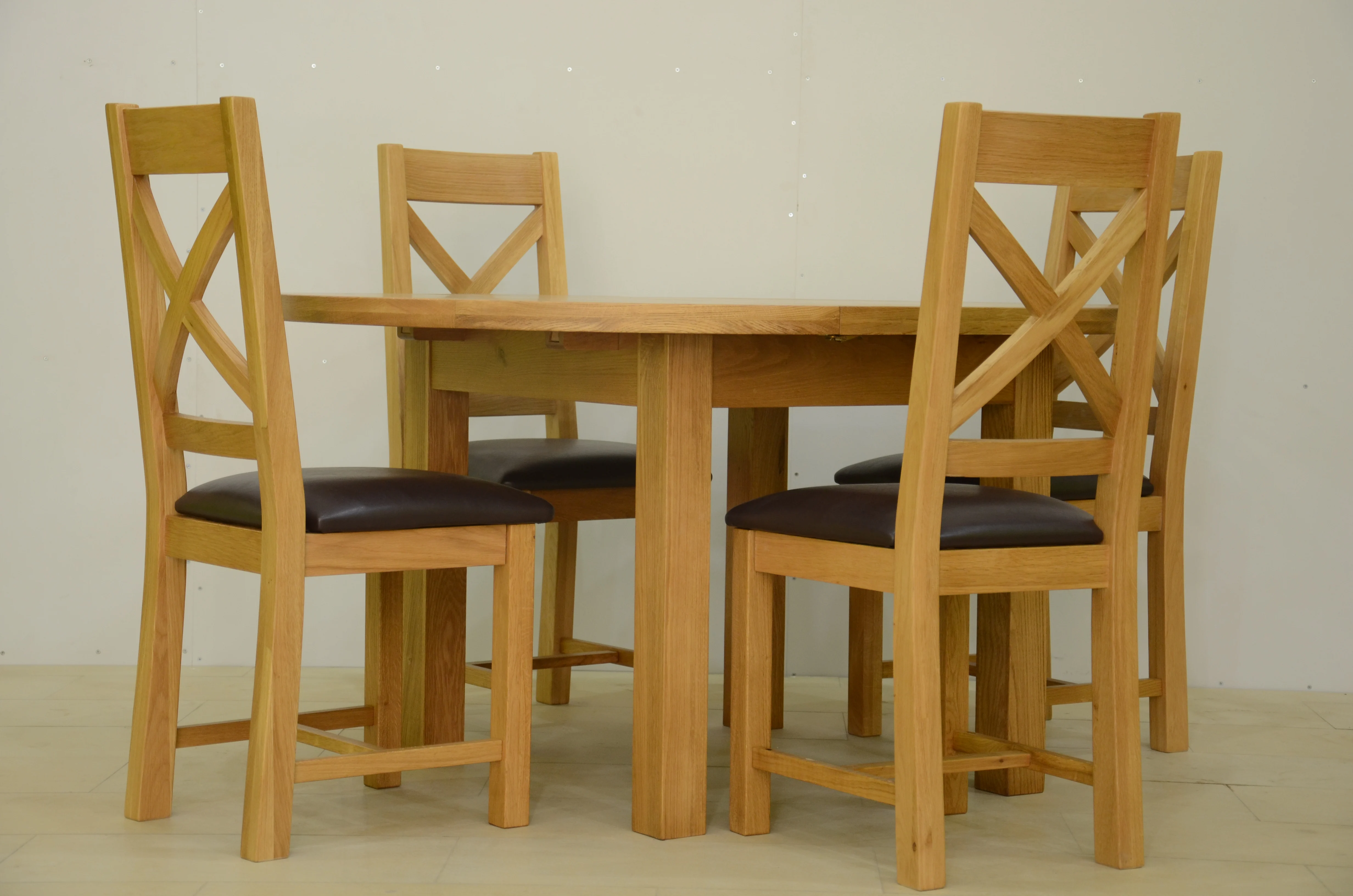BUTTERFLY EXTENDING ROUND DINING TABLE
