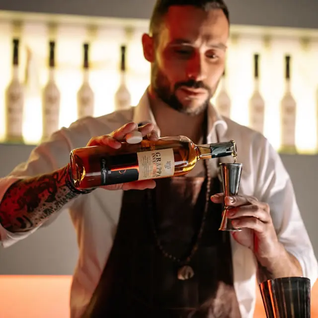 Italian INVECCHIATA GRAPPA 40 700 ml aged in oak casks double distilling method after meal and for meditation