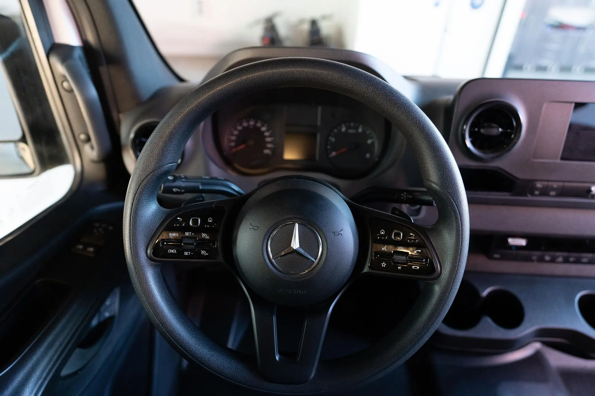 Подержанный роскошный туристический пассажирский автобус из Германии 2019 Benzzz Sprinter для продажи белая металлическая трансмиссия с