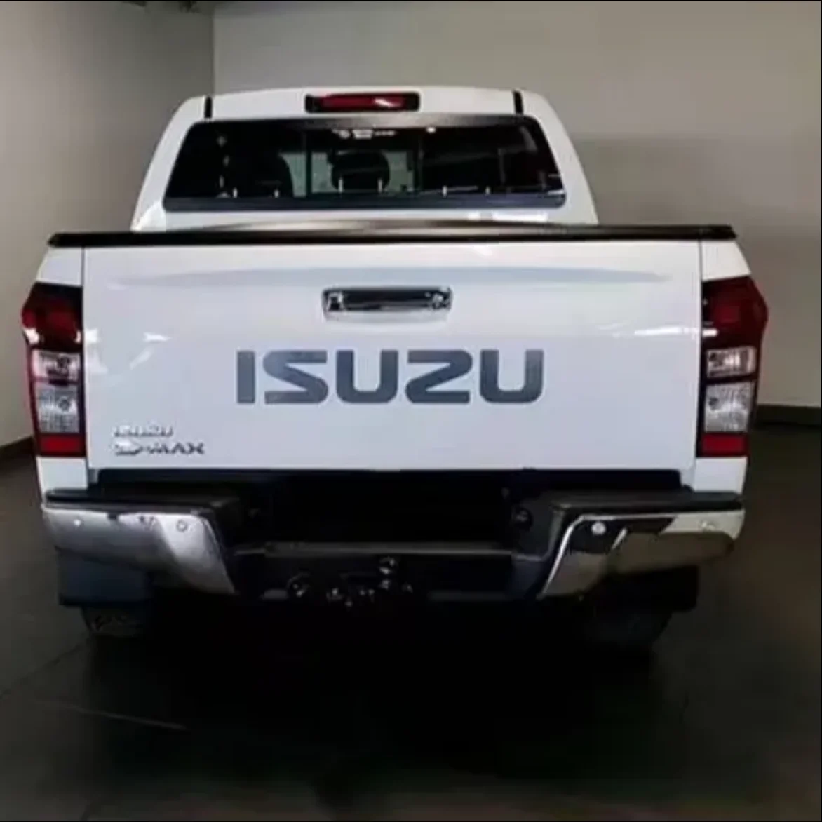 Доступная в употреблении двойная кабина Isuzus D-Max D-MAX LX A/T 300 отлично работает