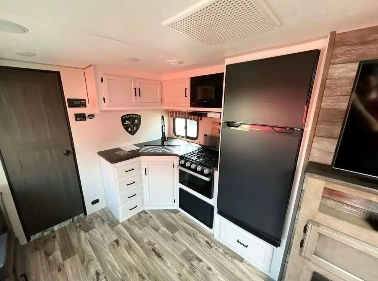 Wholesale 4X4 RV Camper Mini Caravan Camper Trailer off Road China Pickup Camping Trailer RV for Travel