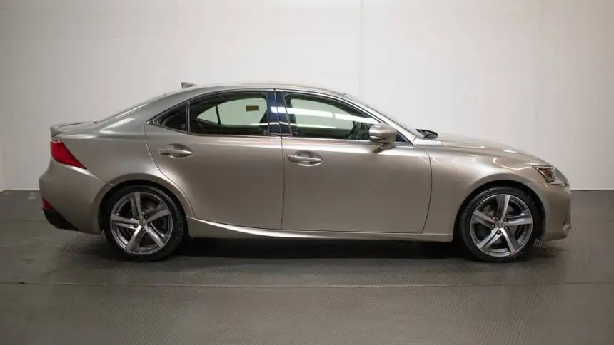 Используется 2018 Lexus 300