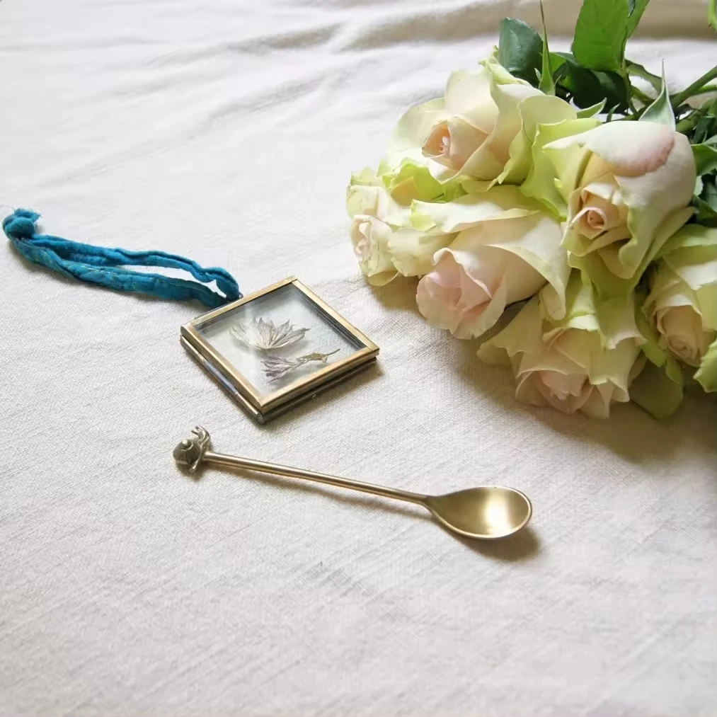 Vintage Style Glass brass Kiko frame Hanging glass Picture Frame Gold Finished Pressed Flower & Leaf Decor For Home