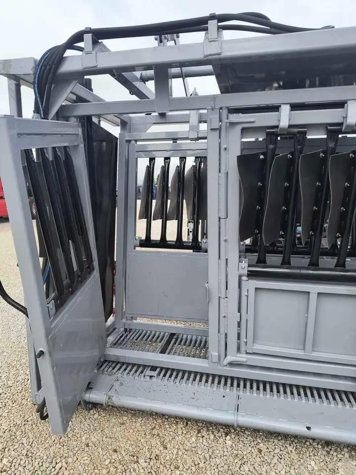 Legacy Hydraulic Cattle Chute