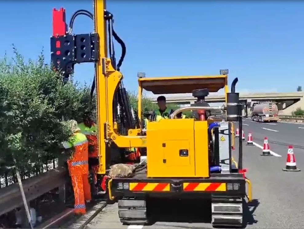 With 4 cylinders diesel engine for highway crash barrier installation, Hengxing HXR5 crawler  pile driver ramming machine