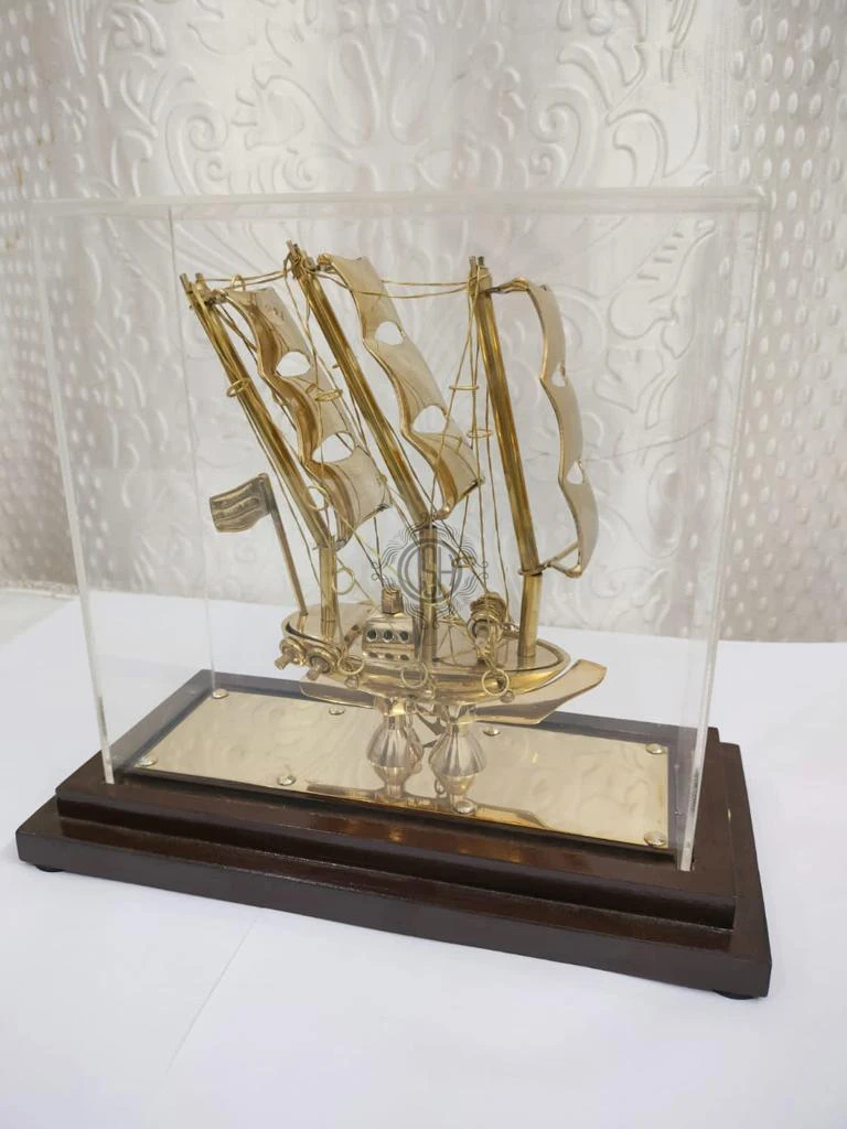 New Design High Quality Glossy Finished Titanic Brass Ship With Wooden Base Showpiece For Home Office Decoration.
