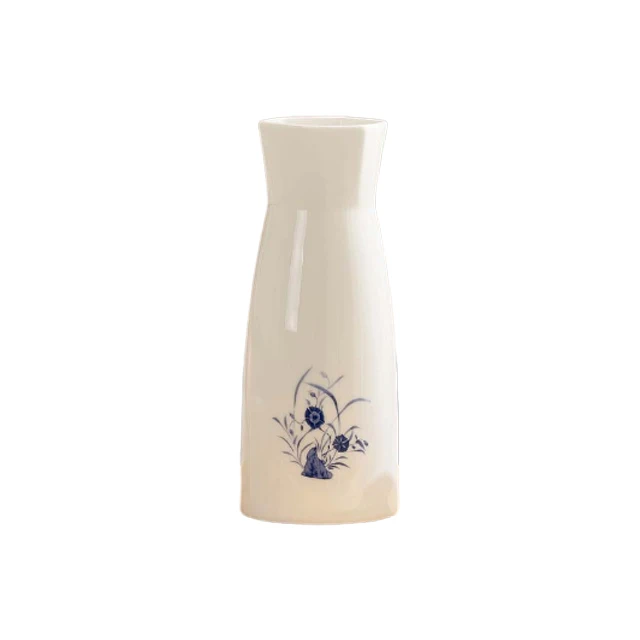 [White porcelain flat bottle with floral design in cobalt blue] Joseon Dynasty white porcelain flat bottle