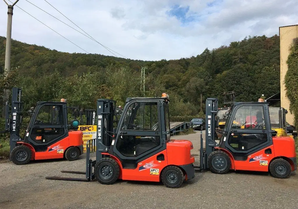 HELI 3T 3.5T diesel forklift equipped with Nissan engine Cheap 2T 2.5TON  LPG/GAS HELI FORKLIFT From Anhui China Asia