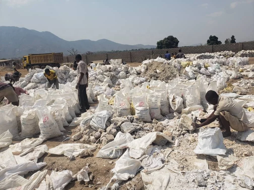 Лидер продаж, Высококачественная литиевая руда-лепидолитовая руда-сподуменная руда из Африки по конкурентоспособной цене.