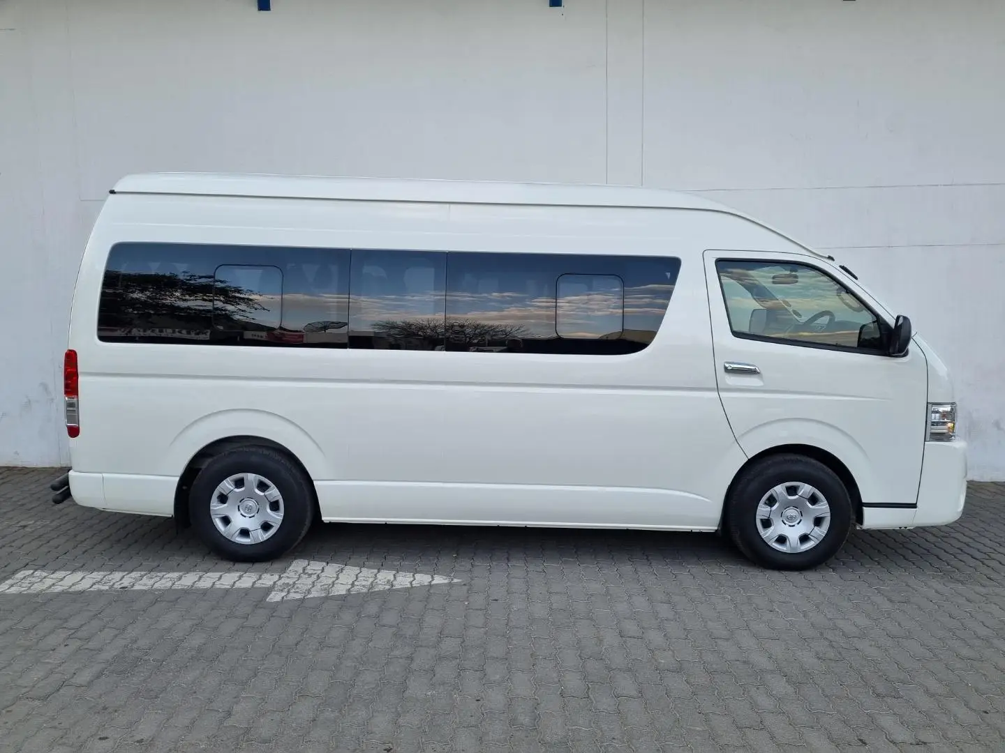 Stable quality Reasonable price Quick delivery cheap price Trusted professional GOOD USED  HIACE BUS HIGH ROOF VAN - 15 SEATERS