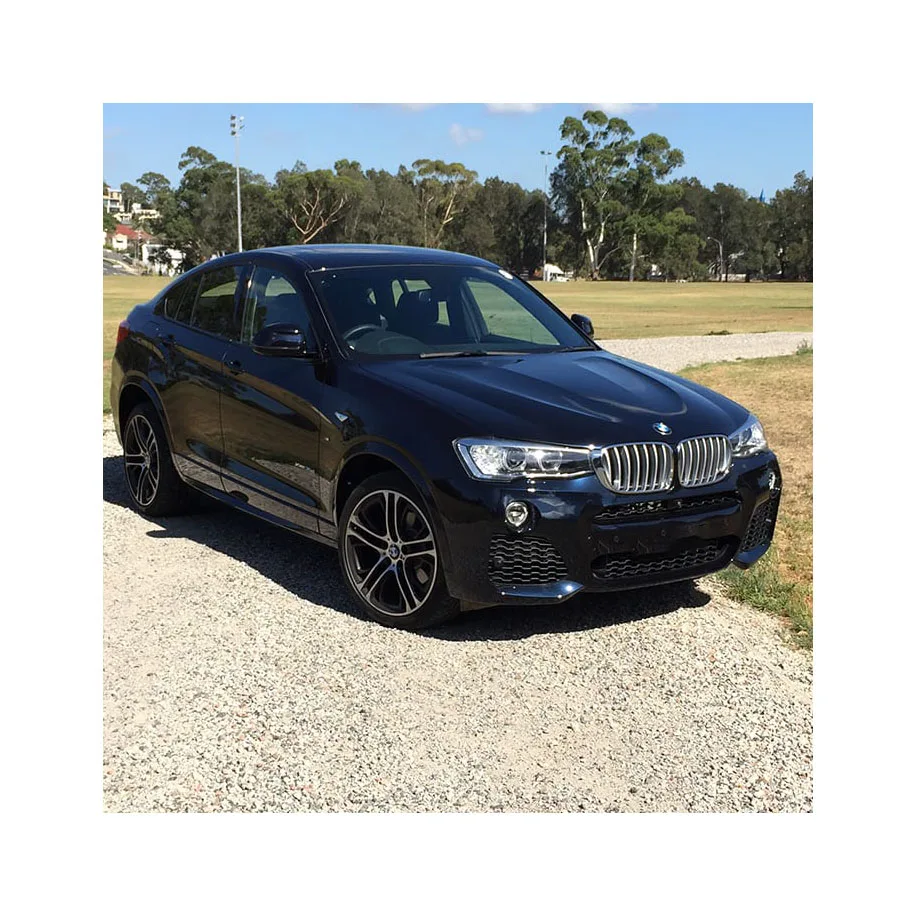Яркий внешний дизайн спортивной упаковки BMW X4 xDrive35d M с яркими линиями и агрессивными