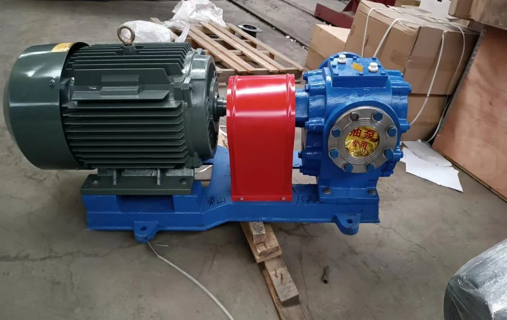 Low Price HOWO  6x4 4x2 oil tank truck 20000L Capacity Fuel Tank Truck Palm Oil Transportation Tanker Truck Euro 2 emission