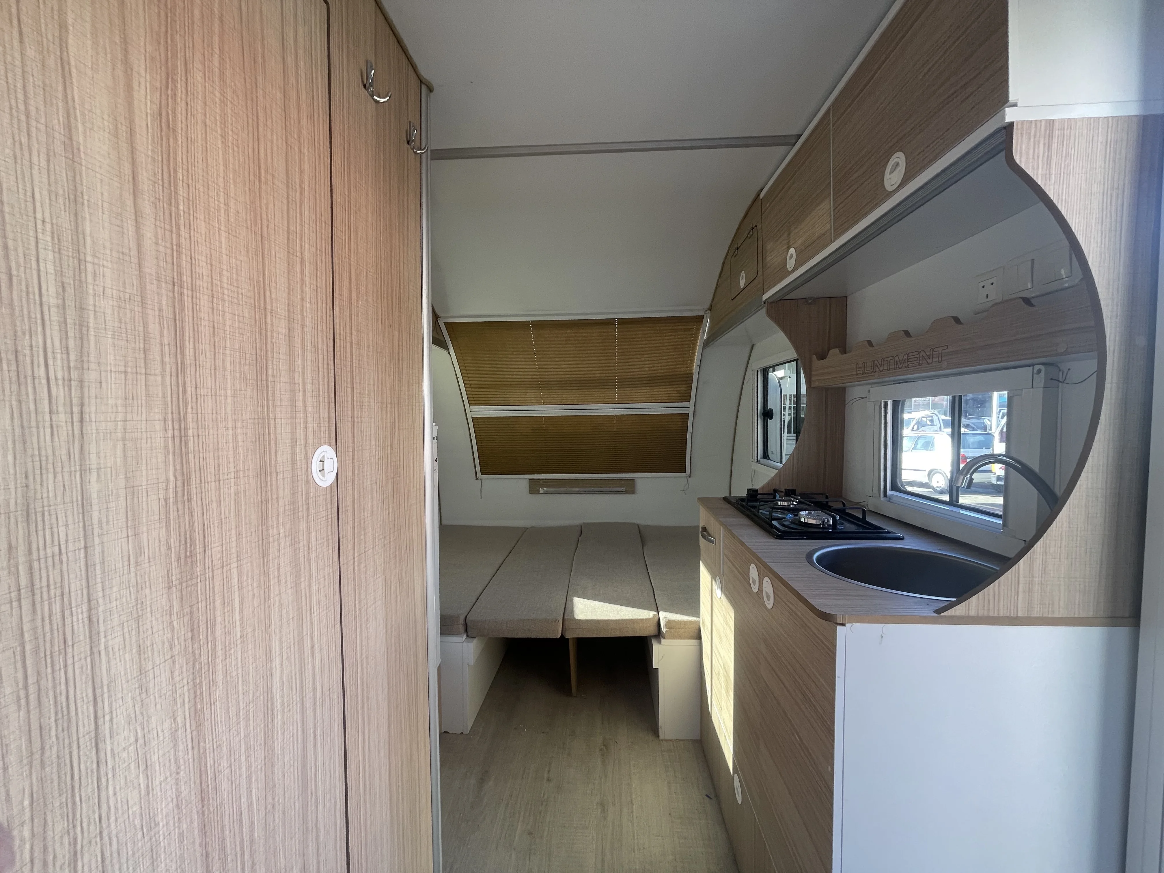 HUNTMENT All-Weather Motorhomes Comfortable RV for Family Off-Road Adventures Reliable Camper Trailer Beach Exploration Camping