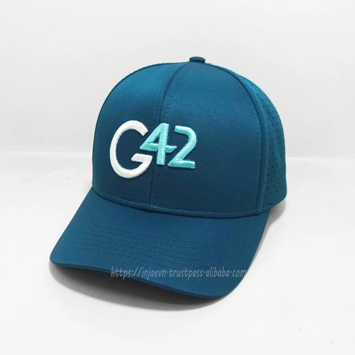 Оптовая продажа дешевые спортивные головные уборы OEM G42 с вышитым логотипом на заказ Структурированные 6-панельные лазерные режущие дышащие уличные для игры в гольф