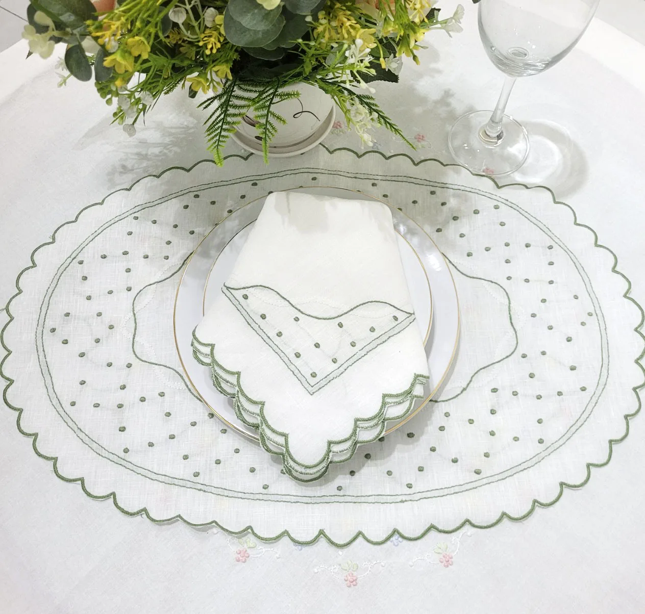 Custom Design Green Polka Dots Embroidery Linen Napkins White Tablecloth Scallop Border Set Home Wedding Family Hotel Restaurant