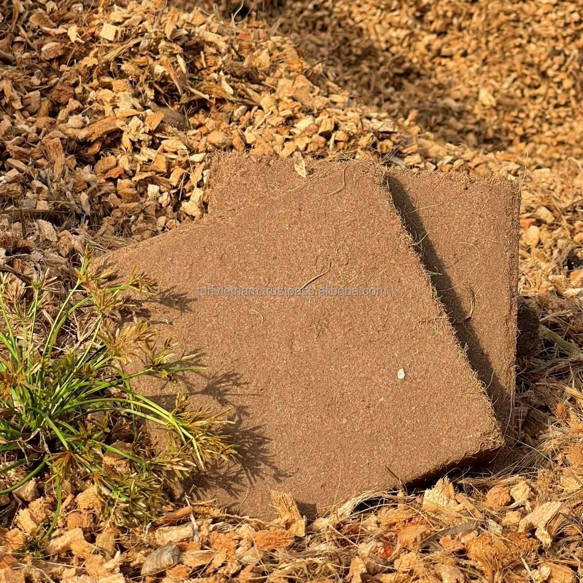 Selling Block Cocopeat Coir Pith For Plants With 550Gr Block High Quality in size 18*18*20cm good expan from Tuff Vietnam Low EC