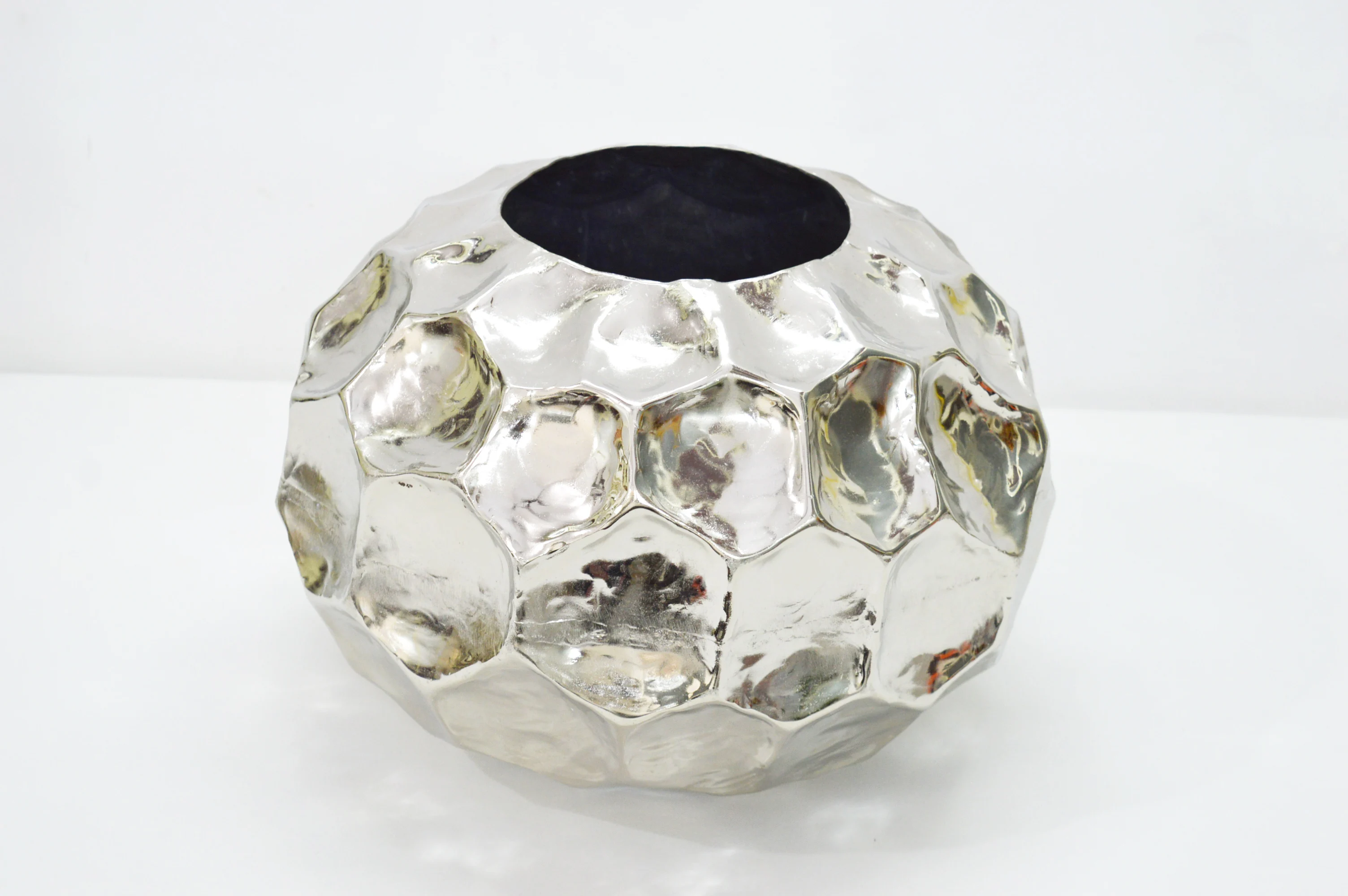 Pure High Quality Material Handmade Fancy Look Flower Vase Metal Nickel Plated Low Price Premium Home /Wedding Decoration Vases