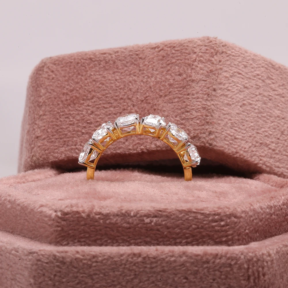 Trending natural diamond 14 kt yellow gold crafted with VVS clarity and GIA certified