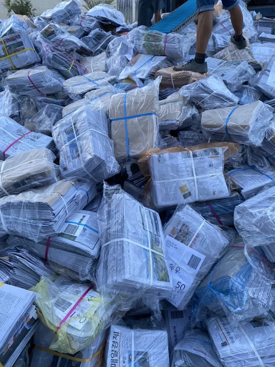 Clean  Newspaper Scraps/OINP occ /ONP/ News Paper waste  Scrap