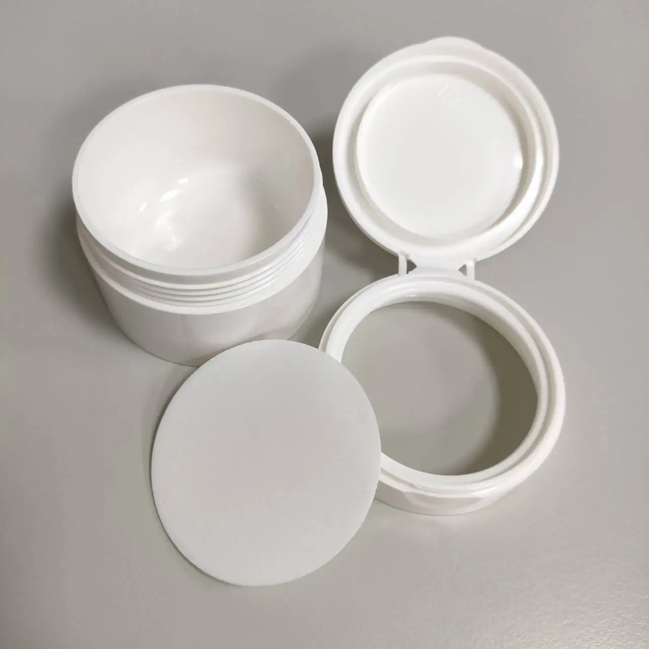 Переработанная полипропиленовая банка кремовая упаковка с откидной крышкой