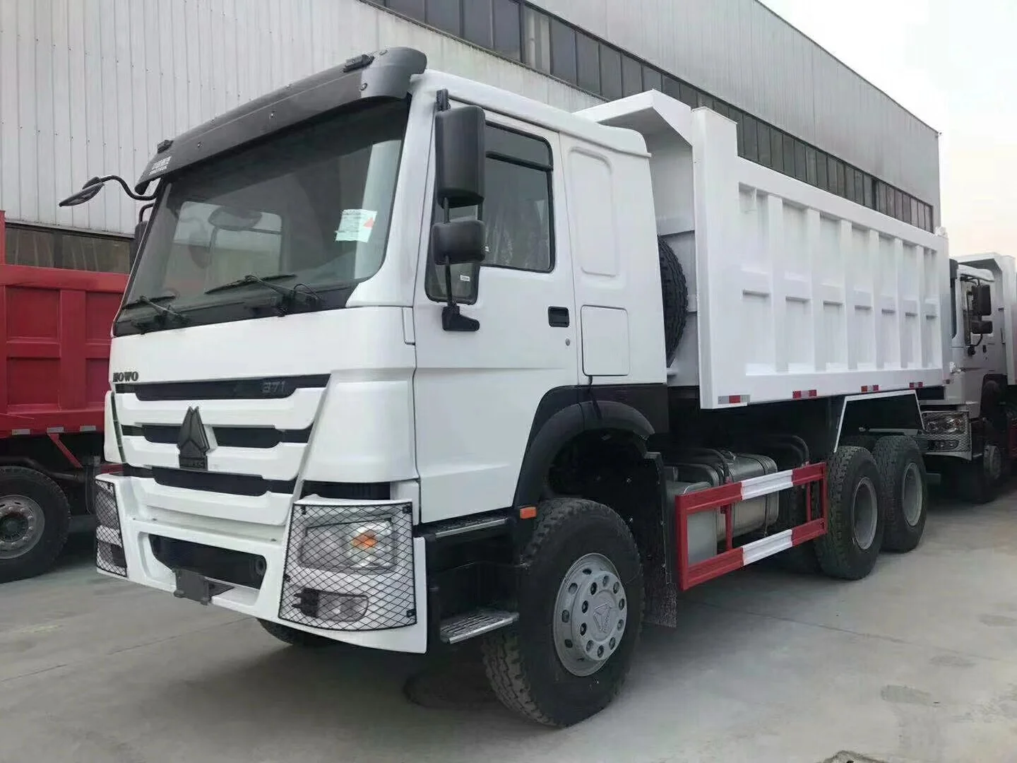 china howo tractor truck heavy duty tractor truck self loader tractor truck square shape cargo box 50 ton capacity