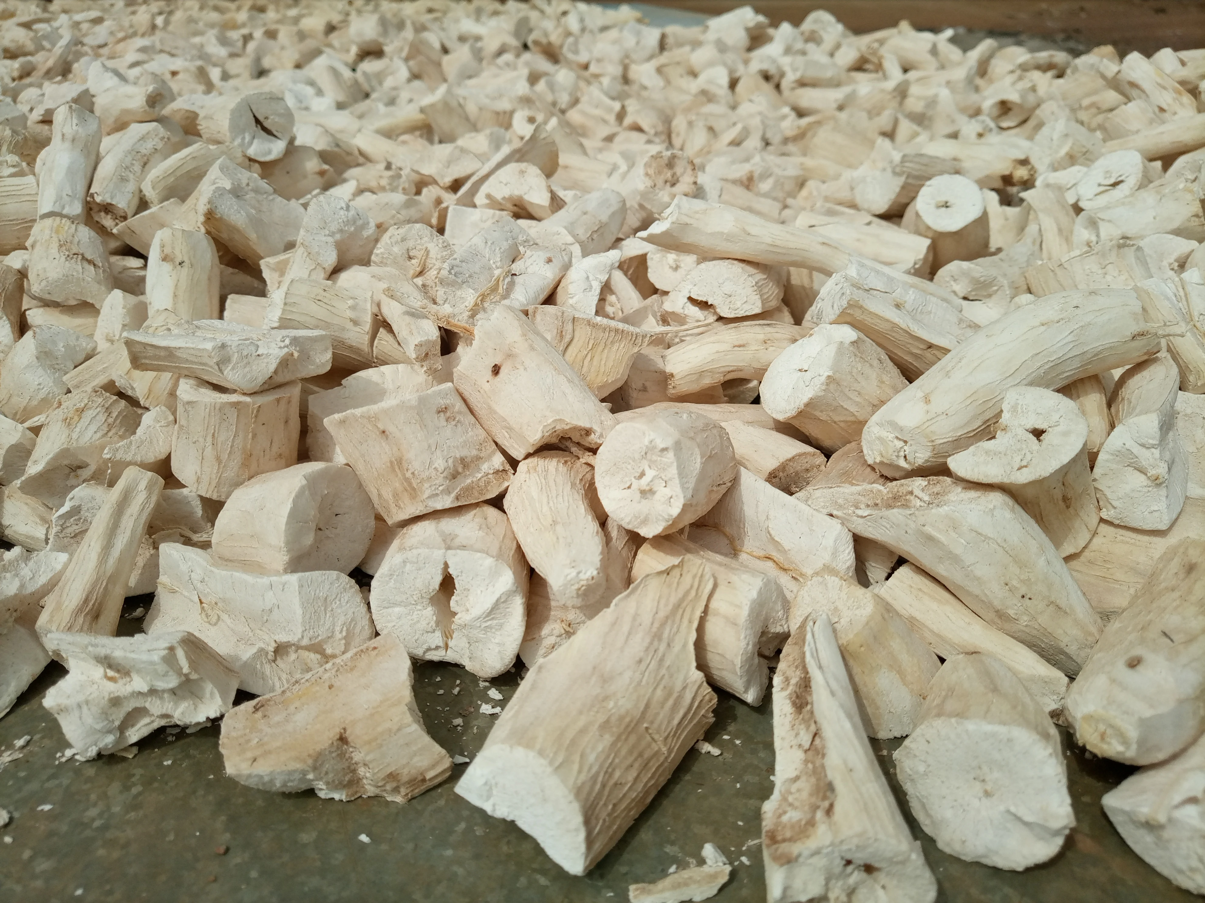 Vietnamese Tapioca Chip Feeding Animal Cassava Chips -  Cassava Chip export to china FREE TAXES