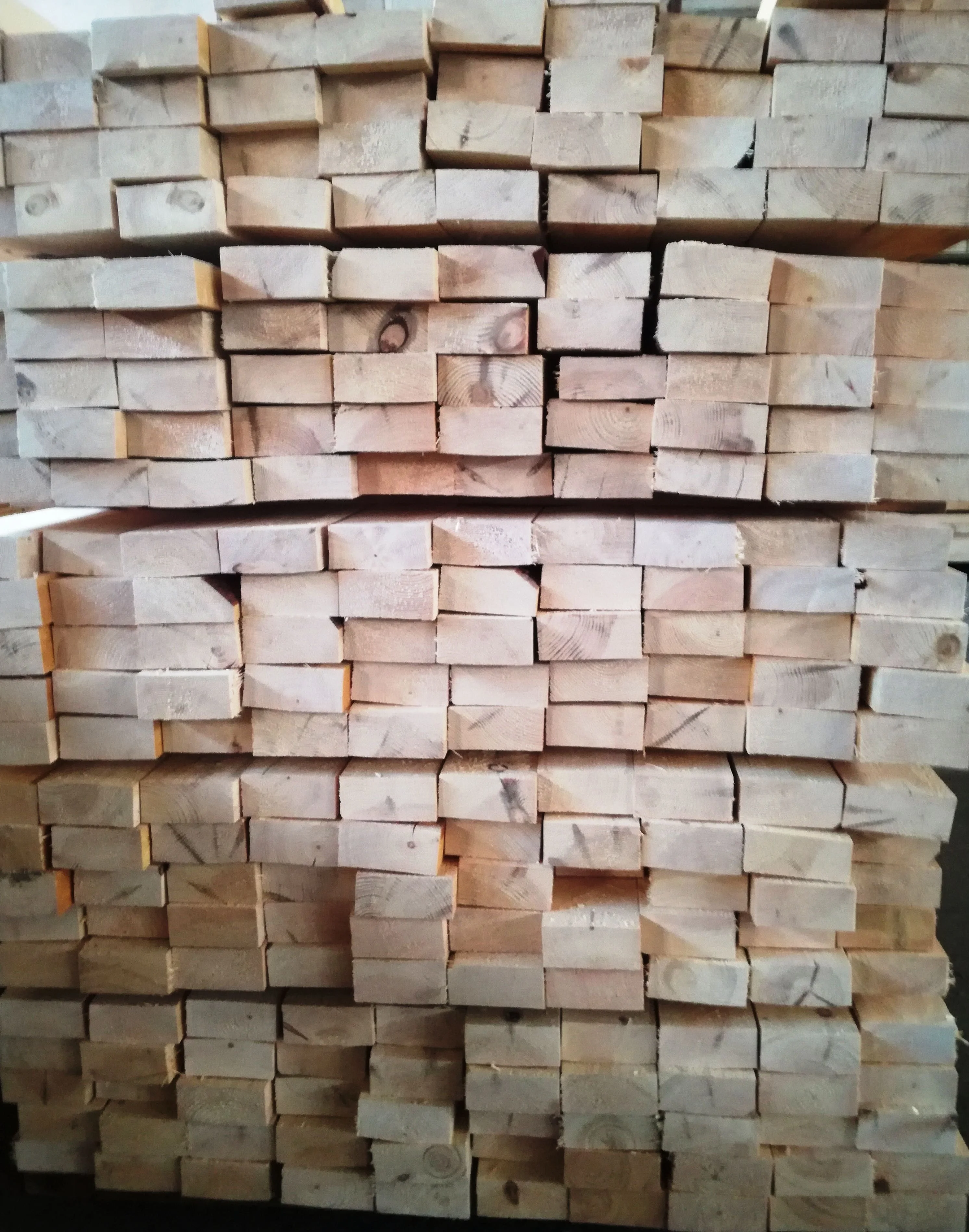 Wholesale Pine Edged Wooden Board Timber Lumber Solid Board Wooden Planks For Construction Industrial Wood