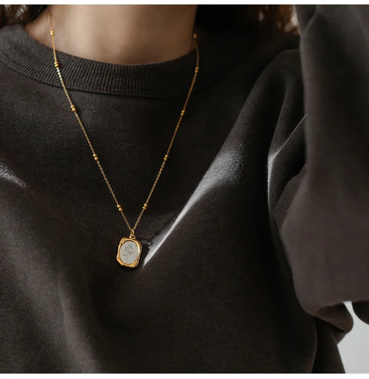 Magic Mirror Design Stainless Steel Pendant Necklace Waterdrop Embossed Rose Flower Pendant Statement Necklace