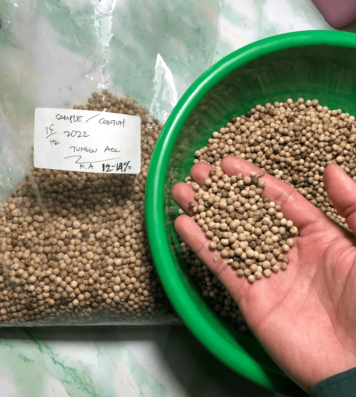 Best Quality Malonan White Pepper and Black Pepper High Peperin Index Bulk Style Packing Plastic 50Kg From Indonesia