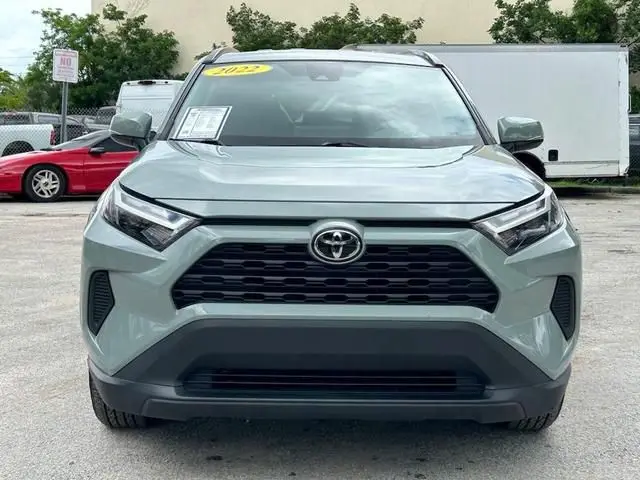 Довольно использованный 2022 Тойота RAV-4 XLE