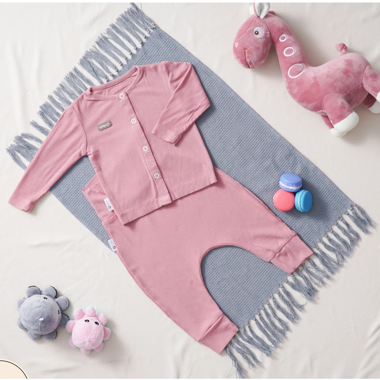 Комплект унисекс для новорожденных с топом с длинным рукавом и подкладкой на пуговицах CF и брюками с высоким поясом (не включая аксессуары).