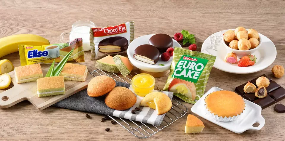 Euro Custard Bun Cake Premium 114g Wholesale Custard Cake Puff Cake and Sweet Pandan Cream Box of 12 pcs asian snacks