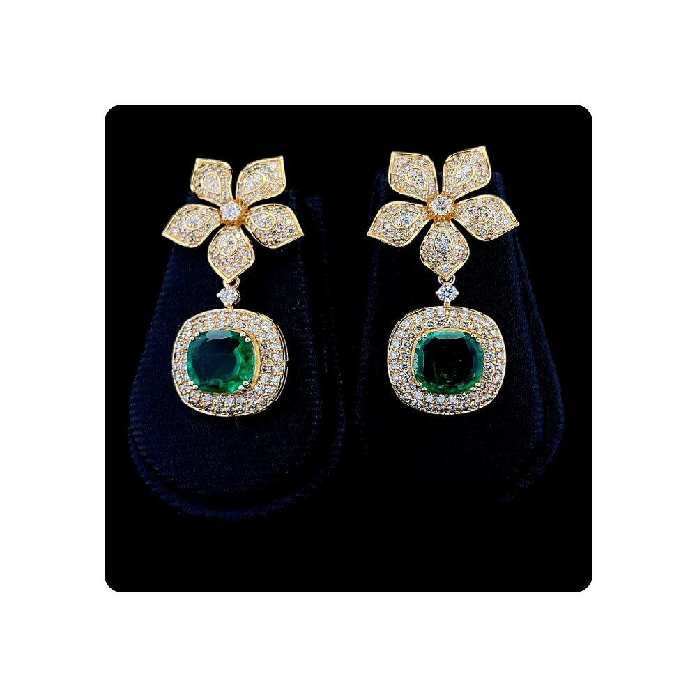 Дизайнерские серьги из желтого золота 14kt с зеленым Изумрудом и натуральными незакрепленными бриллиантами (VS-SI качество) для праздничных украшений