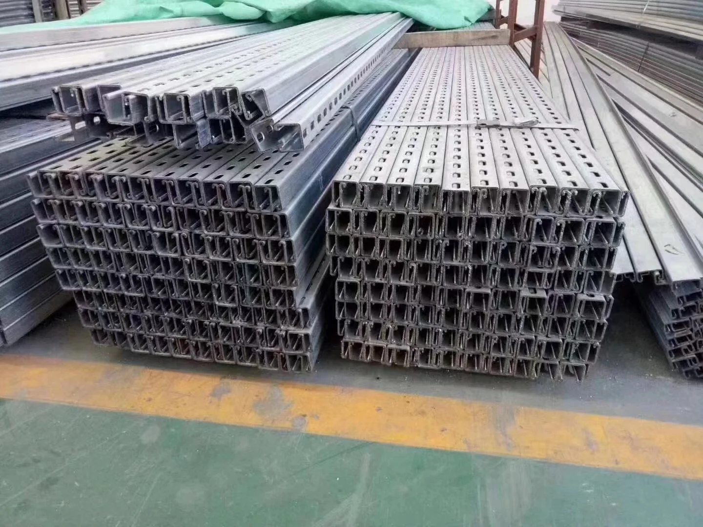 Waterproof Ventilated Cable Tray Support Raceway 0utdoor Galvanized Cable Trunking